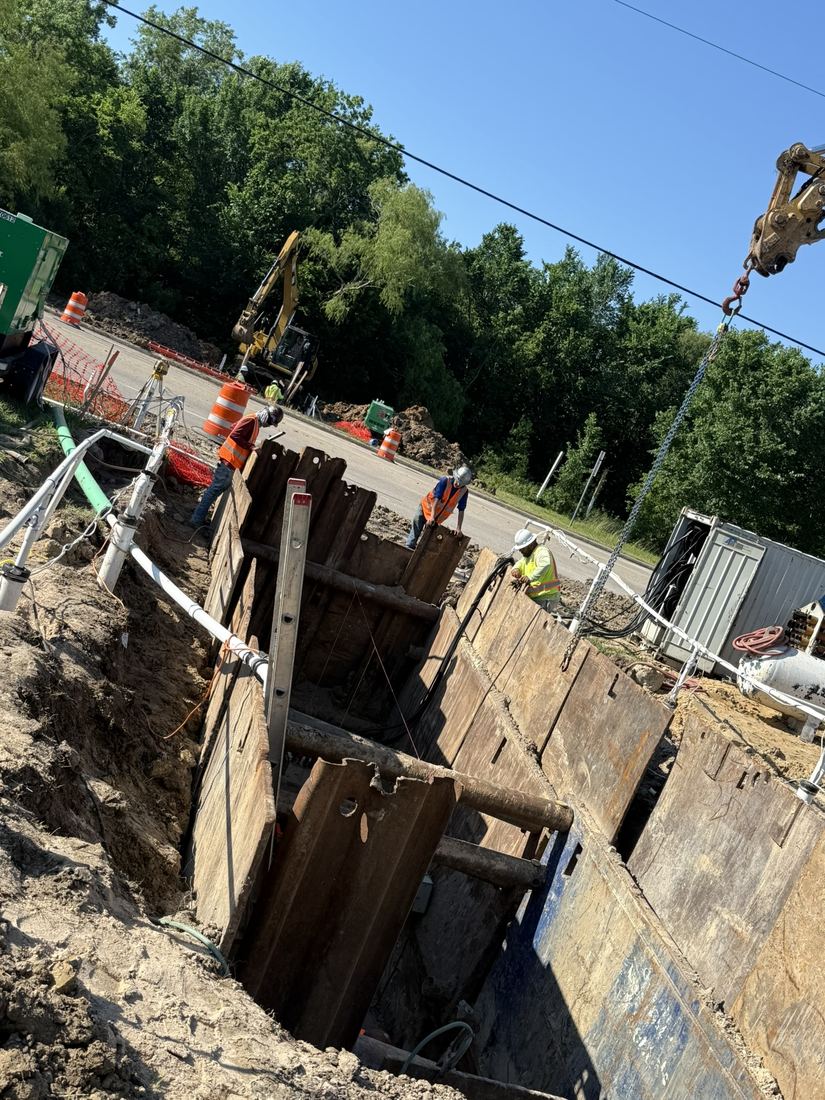 Crew and shoring on 24 inch dry bore, Texas City